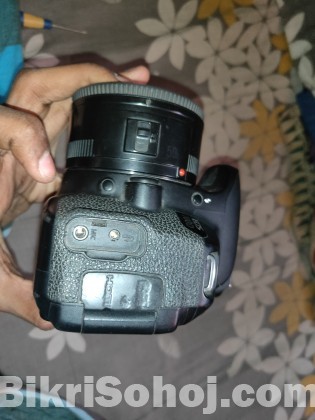 Canon 700D camera touch display with prime lense